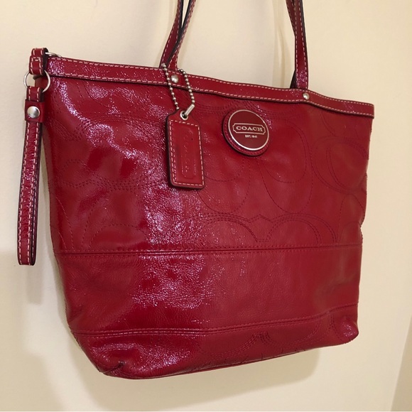 COACH Red Patent Leather Signature Stitch Shoulder Bag Tote + Wristlet Strap EUC - Picture 10 of 16